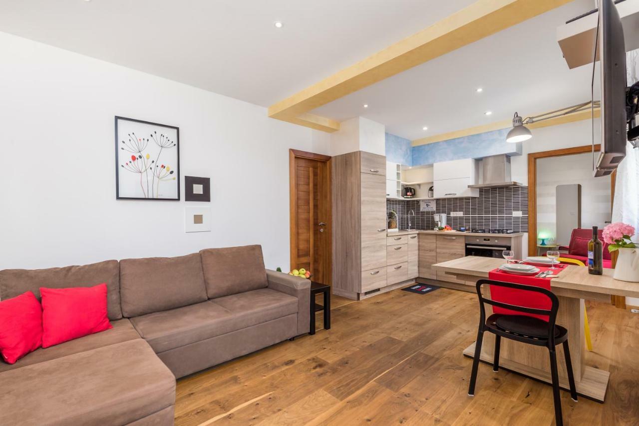 Apartments Linda Sestrunj エクステリア 写真